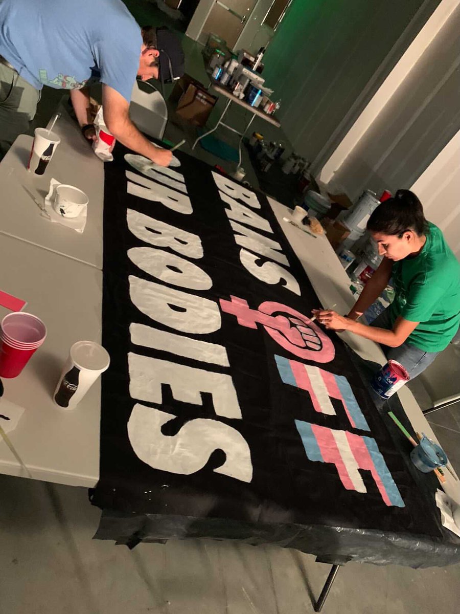 LosVerdesATX's tweet photo. Bans off our bodies ✊ #WomensMarch https://t.co/R8vAYHcfvx