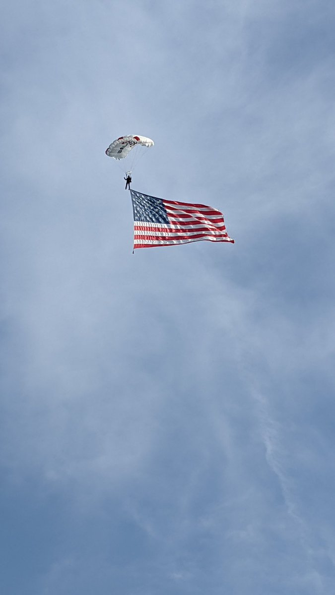 teamfastrax's tweet image. Earlier today at Queenslake Farm #AmericasSkydivingTeam had an #OnTimeOnTarget performance for the KY Wounded Heroes and @ThreeRGR Mogadishu Mile

This performance was dedicated to the men of Task Force Ranger and Operation Gothic Serpent