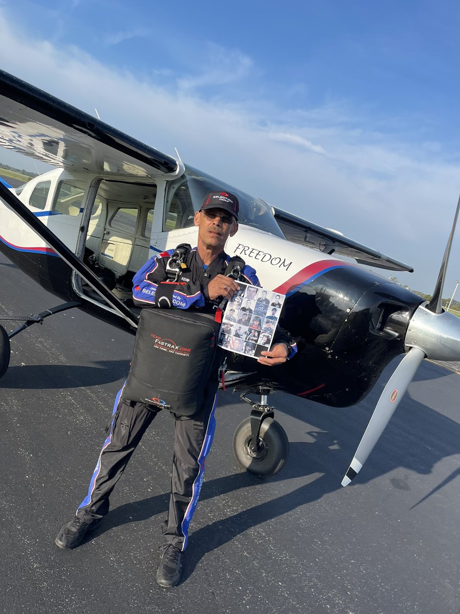 teamfastrax's tweet image. Earlier today at Queenslake Farm #AmericasSkydivingTeam had an #OnTimeOnTarget performance for the KY Wounded Heroes and @ThreeRGR Mogadishu Mile

This performance was dedicated to the men of Task Force Ranger and Operation Gothic Serpent