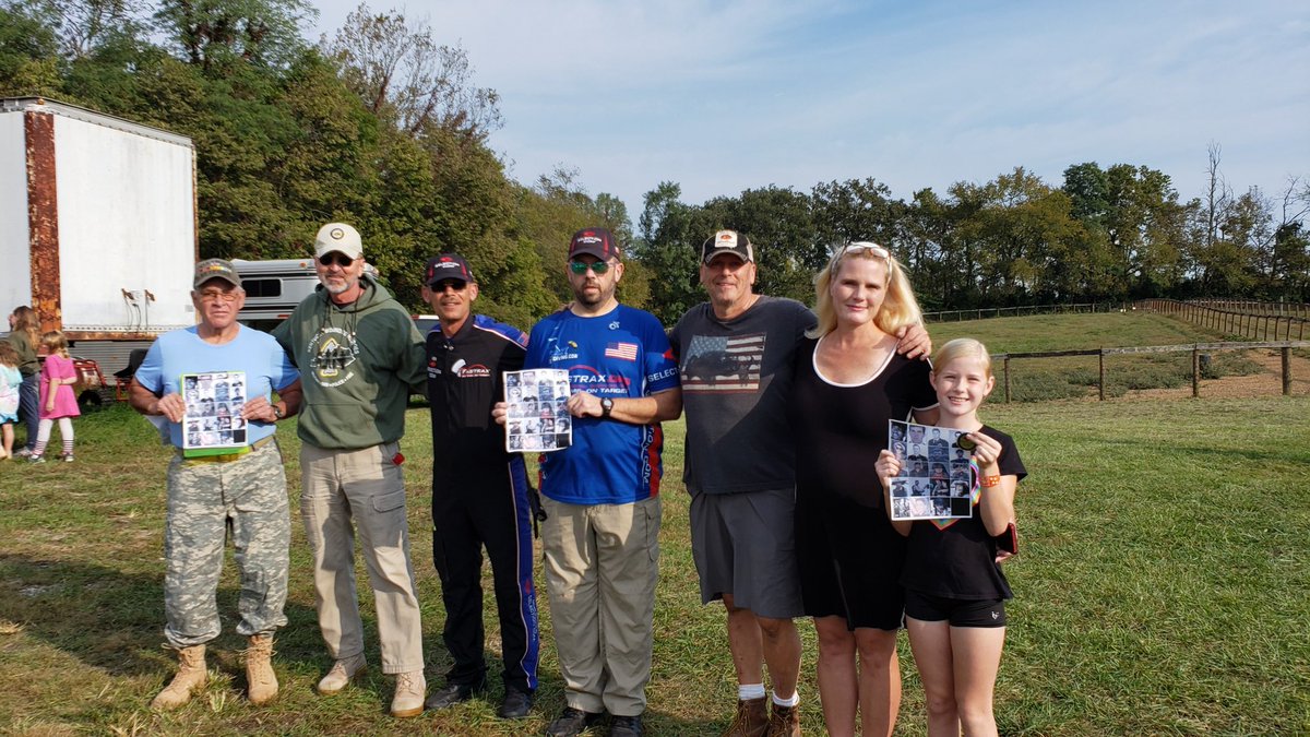 teamfastrax's tweet image. Earlier today at Queenslake Farm #AmericasSkydivingTeam had an #OnTimeOnTarget performance for the KY Wounded Heroes and @ThreeRGR Mogadishu Mile

This performance was dedicated to the men of Task Force Ranger and Operation Gothic Serpent