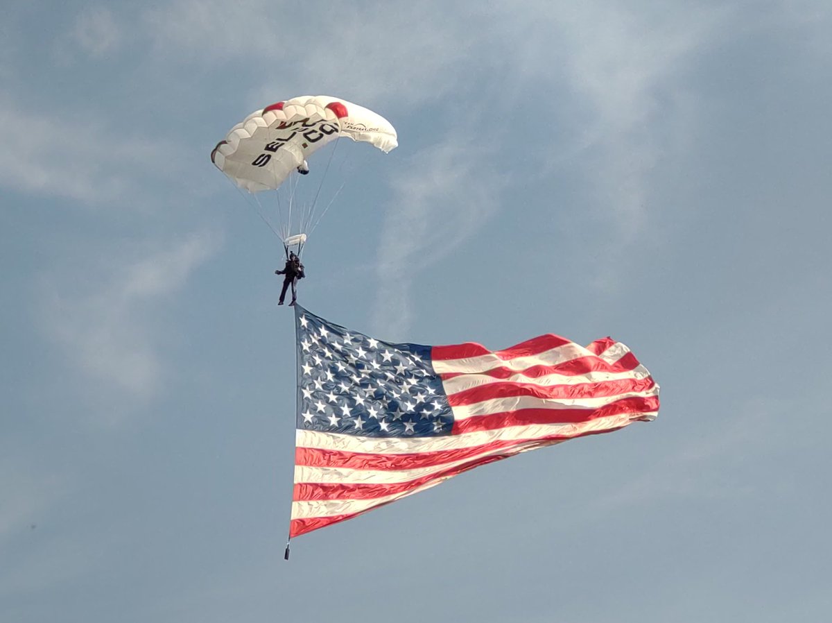 teamfastrax's tweet image. Earlier today at Queenslake Farm #AmericasSkydivingTeam had an #OnTimeOnTarget performance for the KY Wounded Heroes and @ThreeRGR Mogadishu Mile

This performance was dedicated to the men of Task Force Ranger and Operation Gothic Serpent