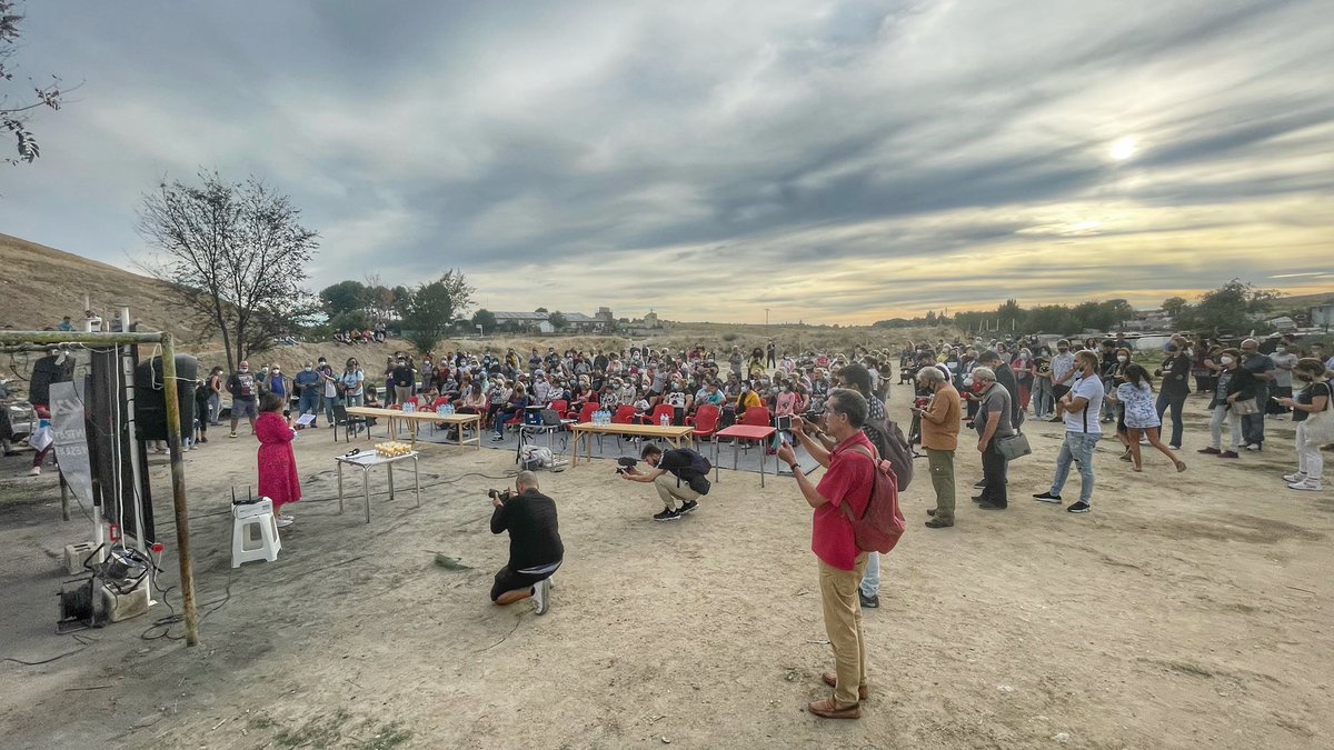jcelada's tweet photo. Esta gente lleva un año sin luz. Niños, niñas, mujeres y hombres condenados a la pobreza, a la oscuridad y al frío. 

Olvidados por la @ComunidadMadrid y @MADRID pero defendidos por @PSOE @psoe_m @gpsAsamblea 

Esto es Cañada Real, a 20’ de la Puerta del Sol. Esto es Madrid 😢 https://t.co/a7Stxmh7zk