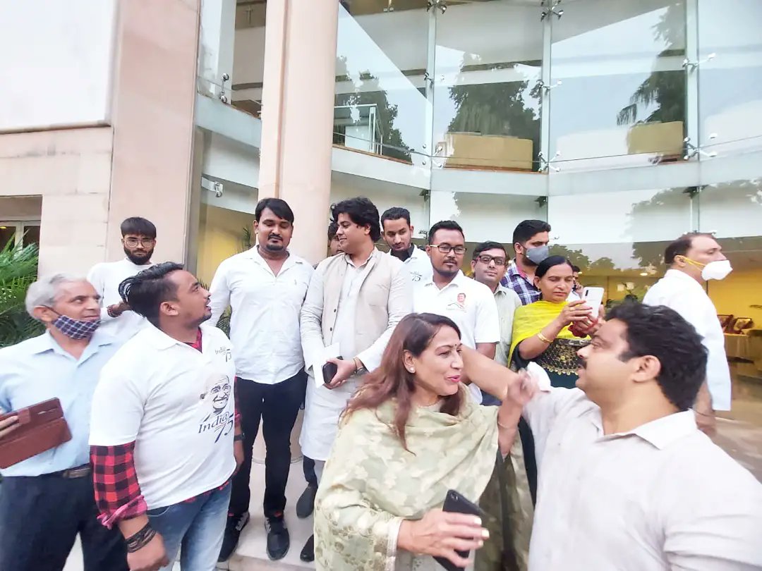 mdashfakiyc's tweet photo. अखिल भारतीय कांग्रेस कमेटी मुख्यालय में राष्ट्रपिता महात्मा गांधी जी की जयन्ती पर उन्हें नमन करते हुए श्रद्धांजलि अर्पित की ! #TeamHaider ने
@INCMinority के राष्ट्रीय अध्यक्ष बड़े भाई @ShayarImran जी
राष्ट्रीय प्रवक्ता बड़ी बहन @NayakRagini जी मौजूद रहे #GandhiJayanti https://t.co/yLxae9eS0I