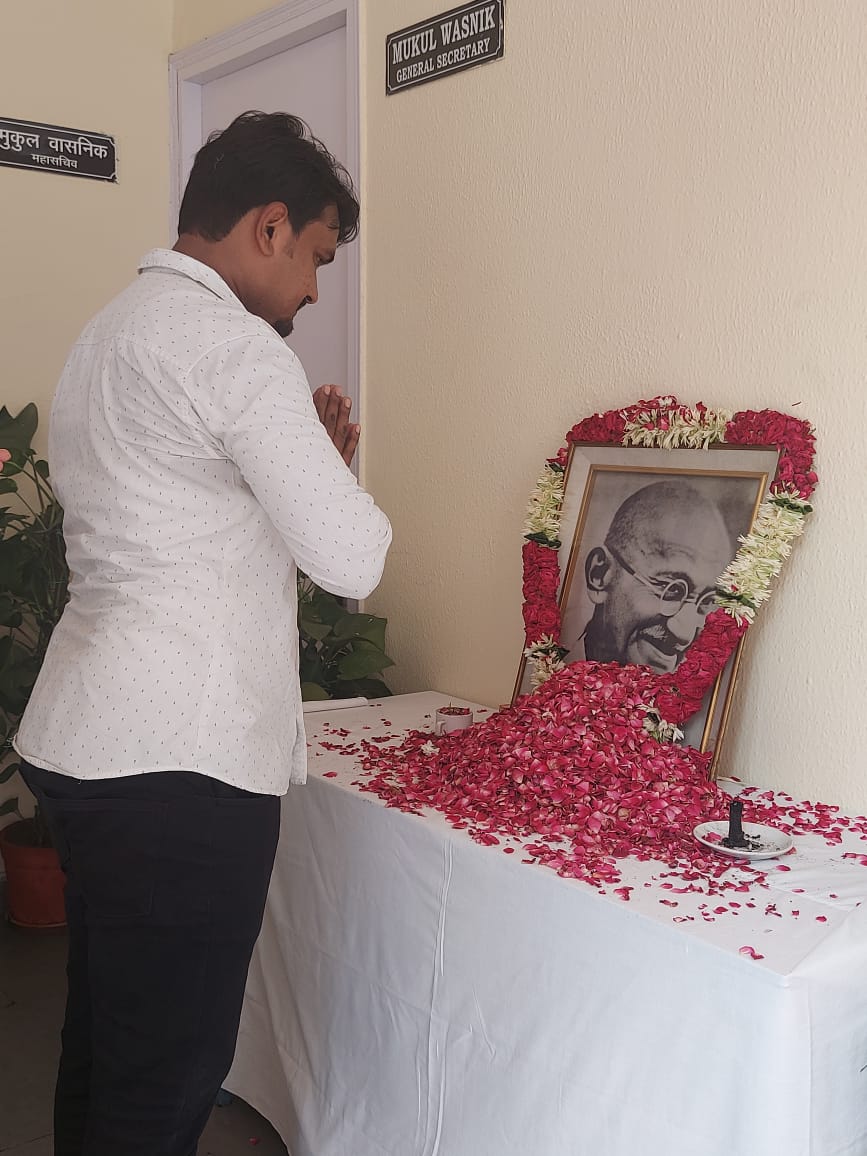 mdashfakiyc's tweet photo. अखिल भारतीय कांग्रेस कमेटी मुख्यालय में राष्ट्रपिता महात्मा गांधी जी की जयन्ती पर उन्हें नमन करते हुए श्रद्धांजलि अर्पित की ! #TeamHaider ने
@INCMinority के राष्ट्रीय अध्यक्ष बड़े भाई @ShayarImran जी
राष्ट्रीय प्रवक्ता बड़ी बहन @NayakRagini जी मौजूद रहे #GandhiJayanti https://t.co/yLxae9eS0I
