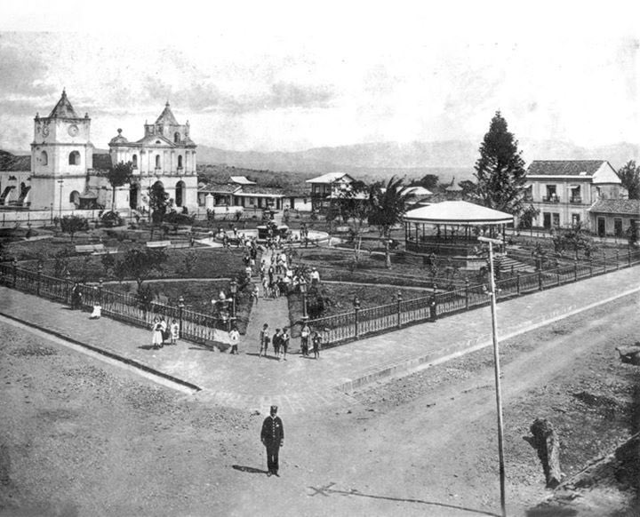 historia_ca's tweet photo. La arquitectura fue cambiando las ciudades hacia el modelo francés. Vemos cómo las viejas plazas españolas se modificaron a parques, la mayoría con quioscos.

El parque central de Heredia, la ciudad de las Flores, en los albores del siglo XX 👇🏽 https://t.co/uvpxTa6gzt