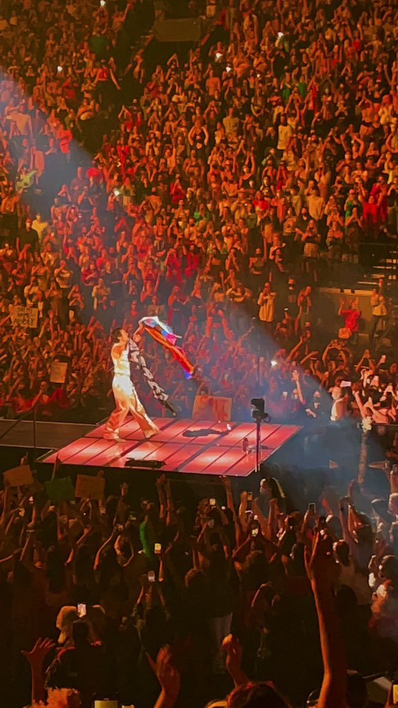 justachonce's tweet photo. Harry Styles Love on Tour Night2! 
I’m shocked I got these pictures I love them so so much❤️❤️ #HSLOTNashville #hslot #HarryStyles #TPWK #WatermelonSugar #ToBeSoLonley #LOTNashville #LoveOnTour #harrystylesnashville #HarryStylesLoveOnTour #tbsl #HSLOTNashN2 #LOTNashOc1 https://t.co/FdQmIvtEOt
