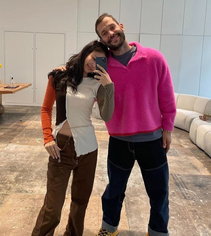 BILLETJENNIE's tweet photo. Here I want to share this moment and honourable opportunity to you, the photograph of me with Sir Simon Jacquemus. It clearly depicted how happy I am and you can see it through my smile, ear-to-ear, that carved perfectly on my lips. https://t.co/zSV9K2SRqN