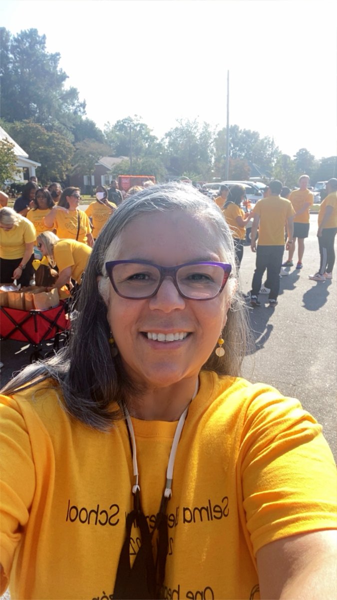 What a great day for a parade!  Thank you to the <a href="/SelmaElemNC/">Selma Elementary</a> staff for supporting our community. You have 💛 😍🐝 #selmanc #SEShasHeart #SelmaRailroadDaysFestival2021