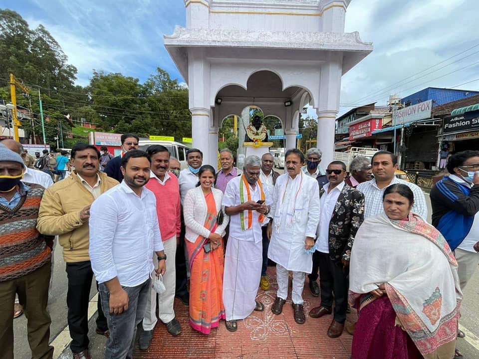 INCNilgiris's tweet photo. Headed by @INCNilgiris President @GaneshmlaR #OotyMLA #GandhiJayanti  was commemorated at the #MahatmaGandhi statue in #Ooty 

@INCIndia @KS_Alagiri @dineshgrao @K_T_L @PriyaNashmikar @dnagarajm17 @manesh_redefine @RajeshwariBabu2 @Immanuel_Ooty @MPM_PRAKASH 

#INCNilgiris https://t.co/48YbIO2xjP