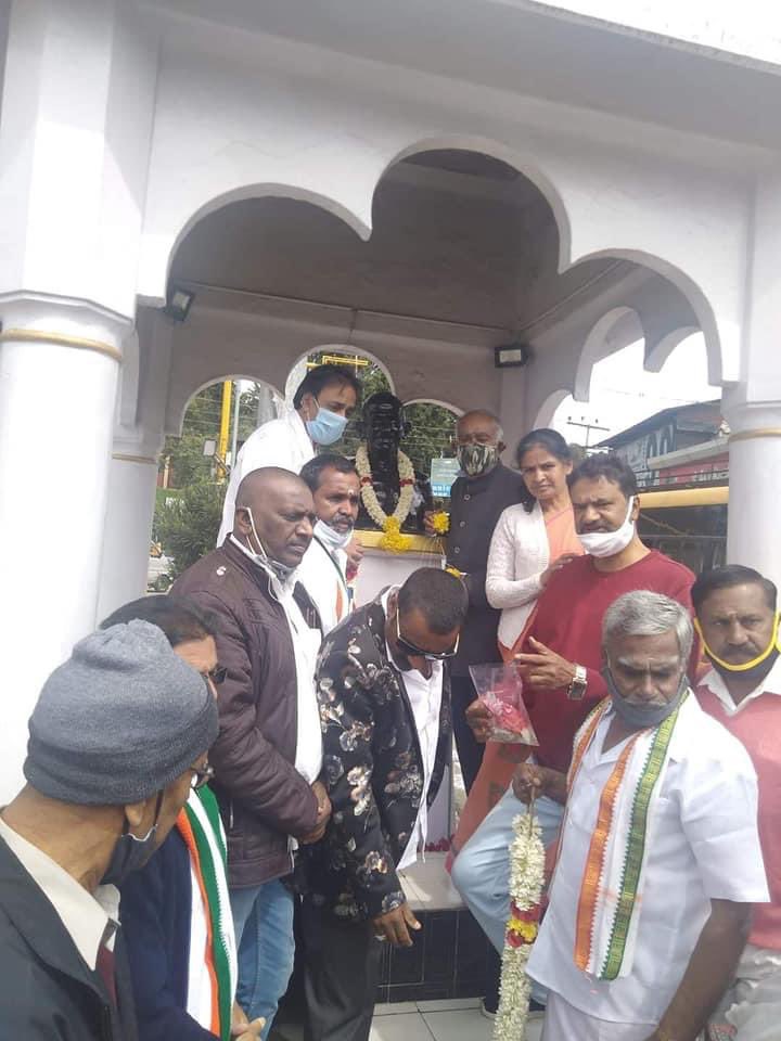 INCNilgiris's tweet photo. Headed by @INCNilgiris President @GaneshmlaR #OotyMLA #GandhiJayanti  was commemorated at the #MahatmaGandhi statue in #Ooty 

@INCIndia @KS_Alagiri @dineshgrao @K_T_L @PriyaNashmikar @dnagarajm17 @manesh_redefine @RajeshwariBabu2 @Immanuel_Ooty @MPM_PRAKASH 

#INCNilgiris https://t.co/48YbIO2xjP