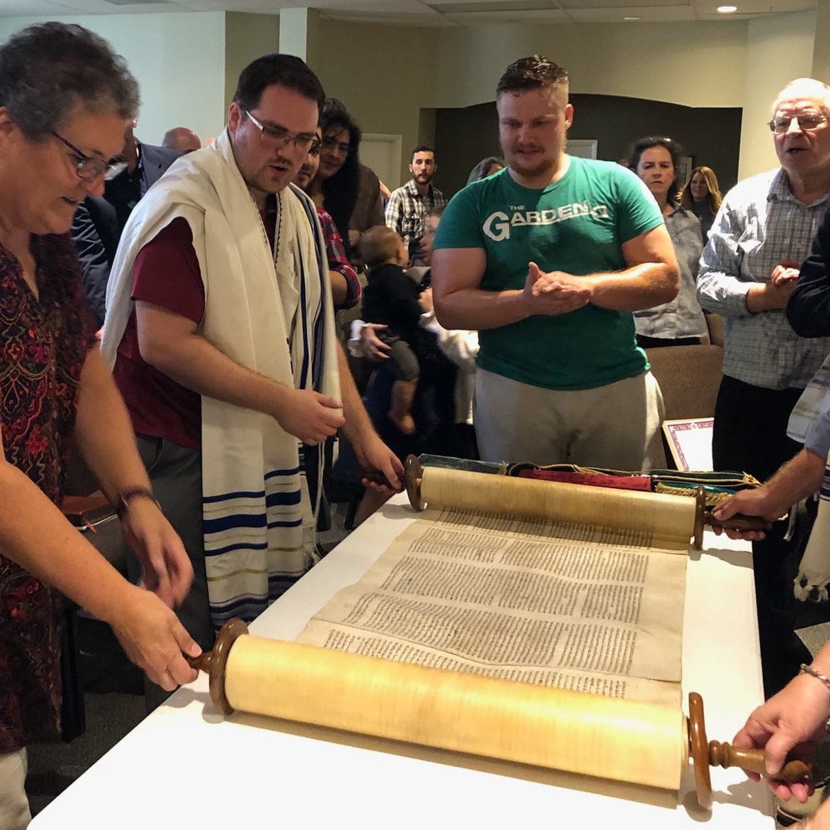KurseNimmie64's tweet photo. Simcha Torah service today. We rolled the Torah scroll back to Genesis. #Godswordisactiveandalive #messianiccongregation https://t.co/6QI5gieXcc