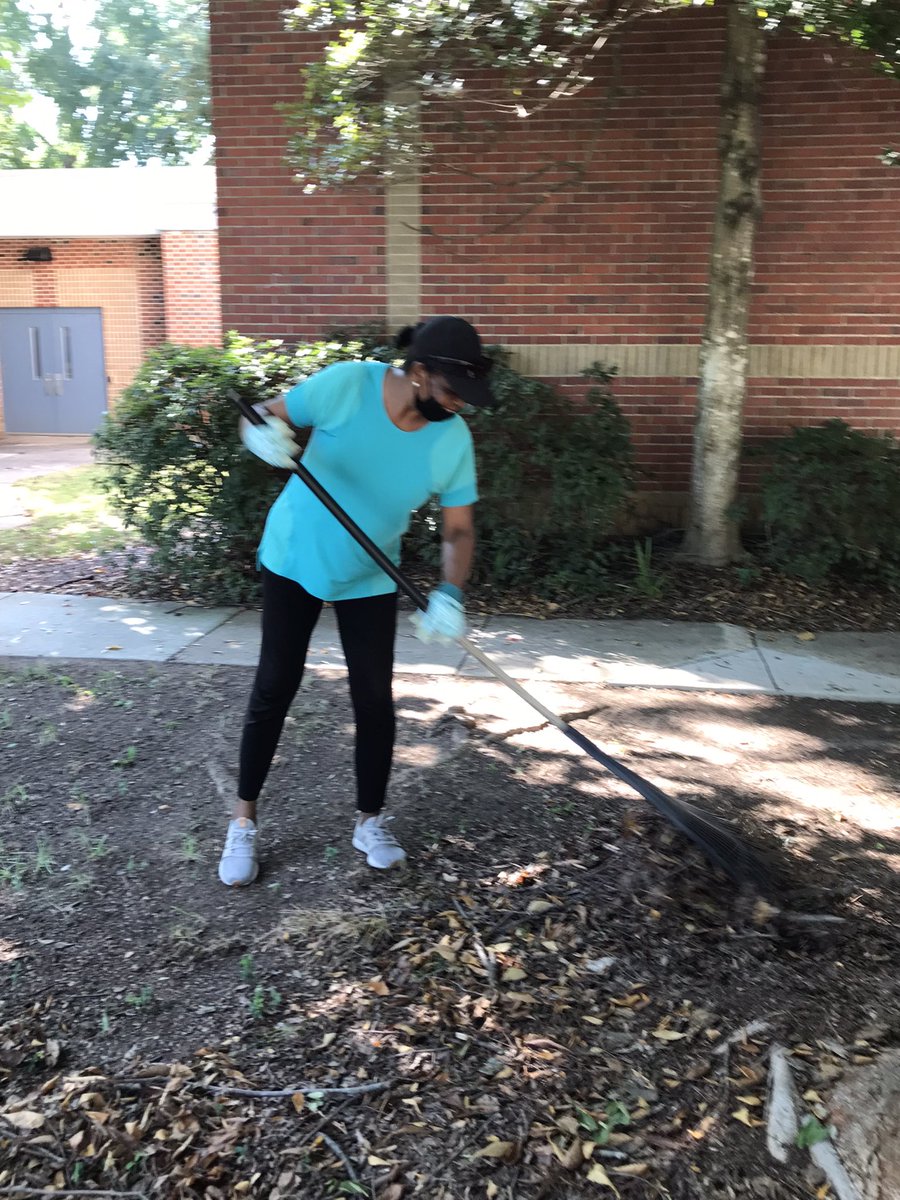 HunterPrincipal's tweet photo. We appreciate all the families who came out today to beautify our campus! @hunter_pta @CentralWCPSS @WCPSS πππ https://t.co/dqnyoKNy5T