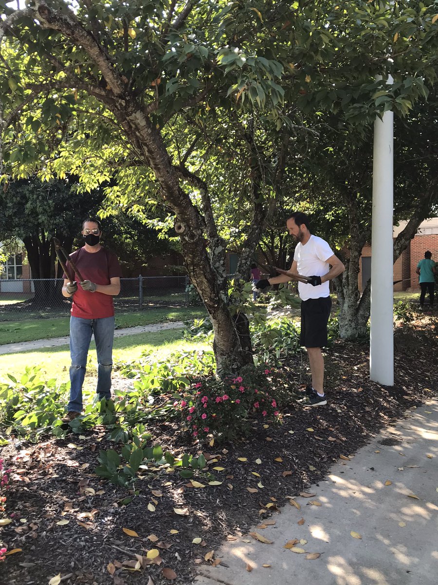HunterPrincipal's tweet photo. We appreciate all the families who came out today to beautify our campus! @hunter_pta @CentralWCPSS @WCPSS πππ https://t.co/dqnyoKNy5T