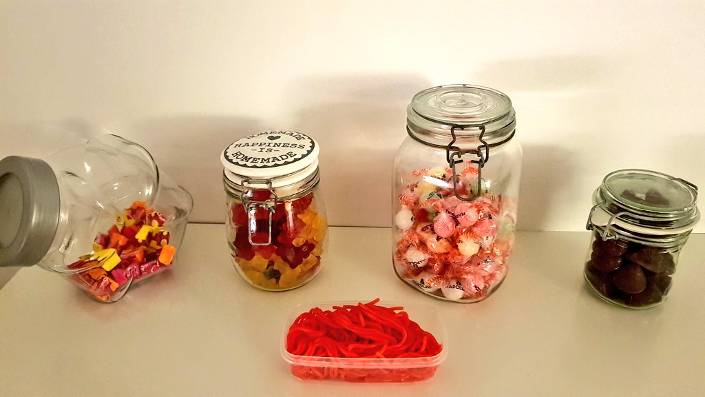_Mister_Q_'s tweet photo. On peut dire que je suis un Q passionné ! 😋
#bonbons #snoepjes #candylover #sugus #oursons #lacets #napoleons #cuberdons https://t.co/9OrXyhbfXh