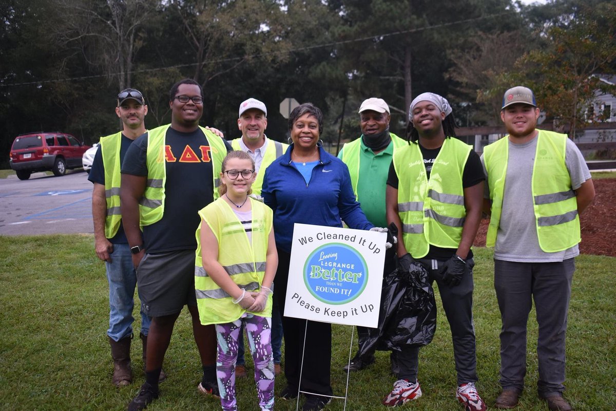 lagrangegaGOV's tweet photo. #Thankyou to everyone who helped us in #leavinglagrangebetterthanwefoundit @ #JonesStreetPark esp @LaGrangeCollege, the Bell Line community & LaGrange Fire Dept.
#LLBTWFI #littercleanup #LFDStrong #LagrangeGa #cityinspired #LaGrangeCollege https://t.co/pspjq5SzHZ
