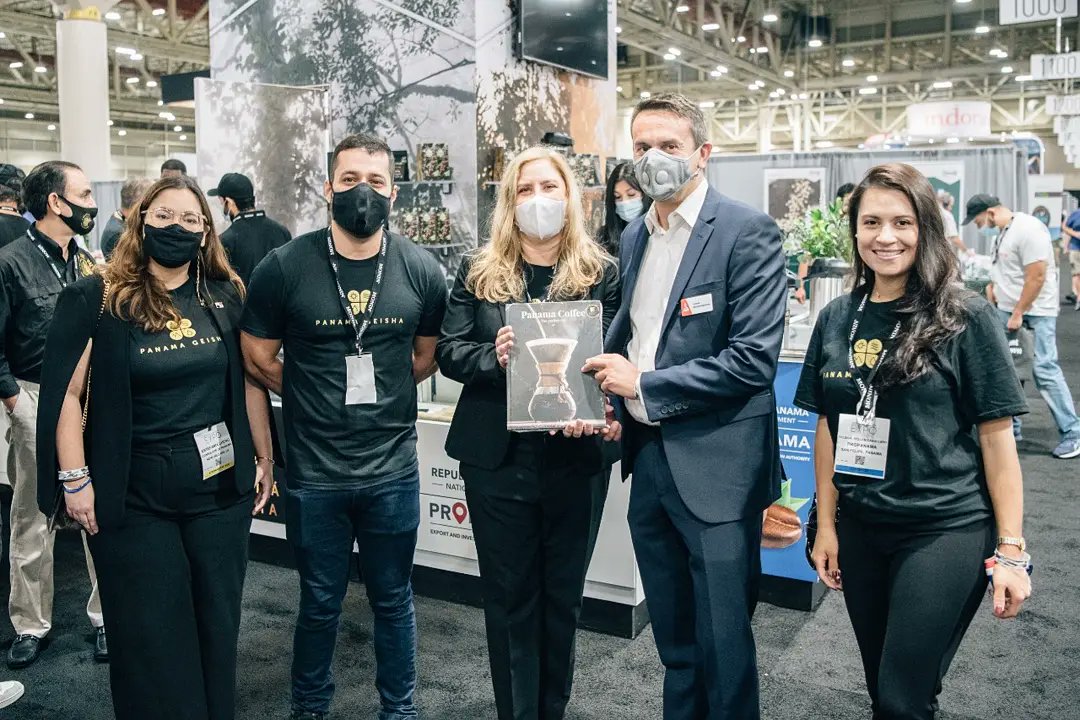 propanamagob's tweet photo. 📅 Septiembre 30: Día Internacional del Café ☕ y nuestros productos de mejor calidad estuvieron presentes para inaugurar el #Pabellón de Panamá 🇵🇦 , acompañados de Shelby Paul y Altos Directivos de Specialty Coffee Association en la Specialty Coffee Expo 2021. 

 #PanamaExporta https://t.co/kTiSU60tgn