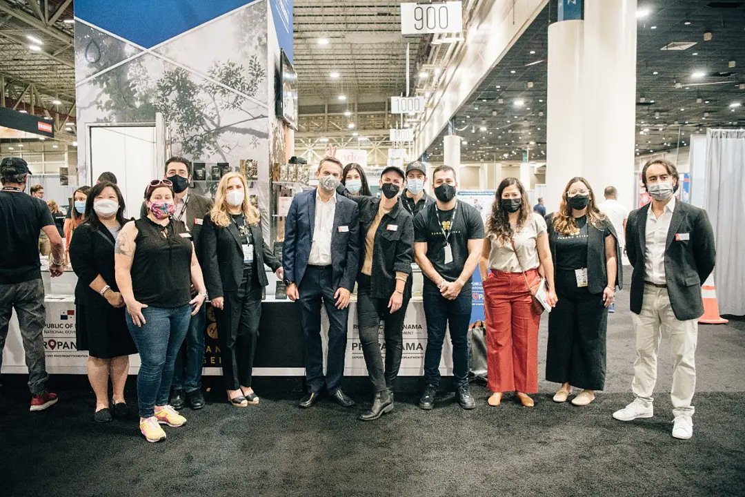 propanamagob's tweet photo. 📅 Septiembre 30: Día Internacional del Café ☕ y nuestros productos de mejor calidad estuvieron presentes para inaugurar el #Pabellón de Panamá 🇵🇦 , acompañados de Shelby Paul y Altos Directivos de Specialty Coffee Association en la Specialty Coffee Expo 2021. 

 #PanamaExporta https://t.co/kTiSU60tgn