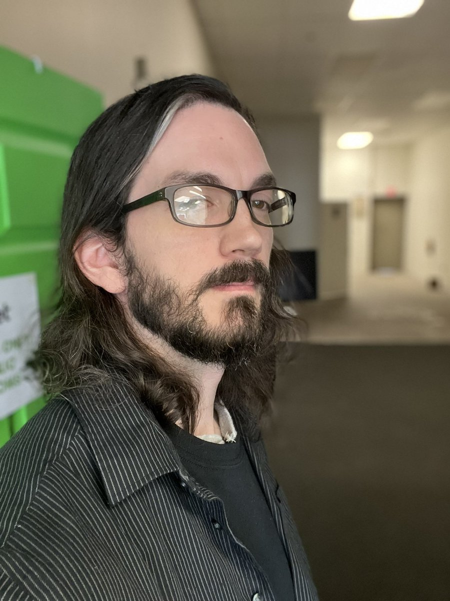 TheHopperTV's tweet photo. #boredselfie #pleasetellmeimpretty #graystreak #cleanbrows #goddamnit https://t.co/1L76W0fyTq