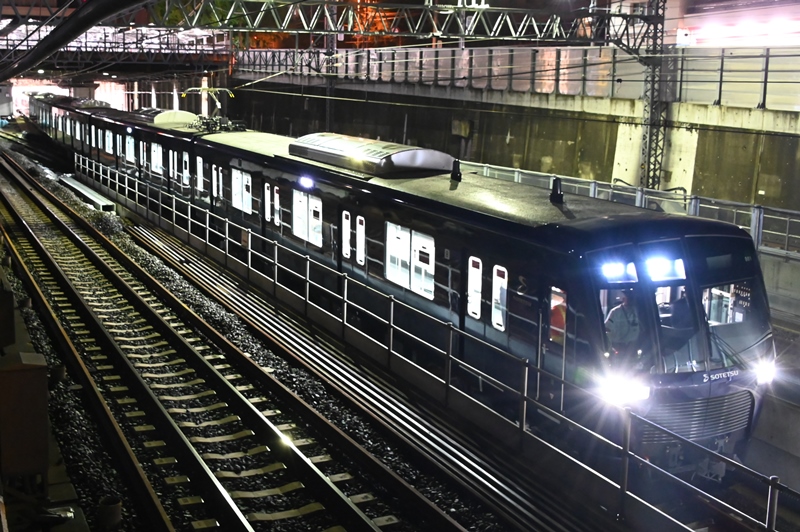 2021/10/02終電後 駅に掲示された通り深夜試運転が実施されました 相鉄 21000系 21101Fが元住吉～目黒・日吉間を各種検測の為 ...