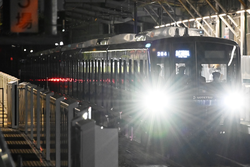 2021/10/02終電後 駅に掲示された通り深夜試運転が実施されました 相鉄 21000系 21101Fが元住吉～目黒・日吉間を各種検測の為 ...