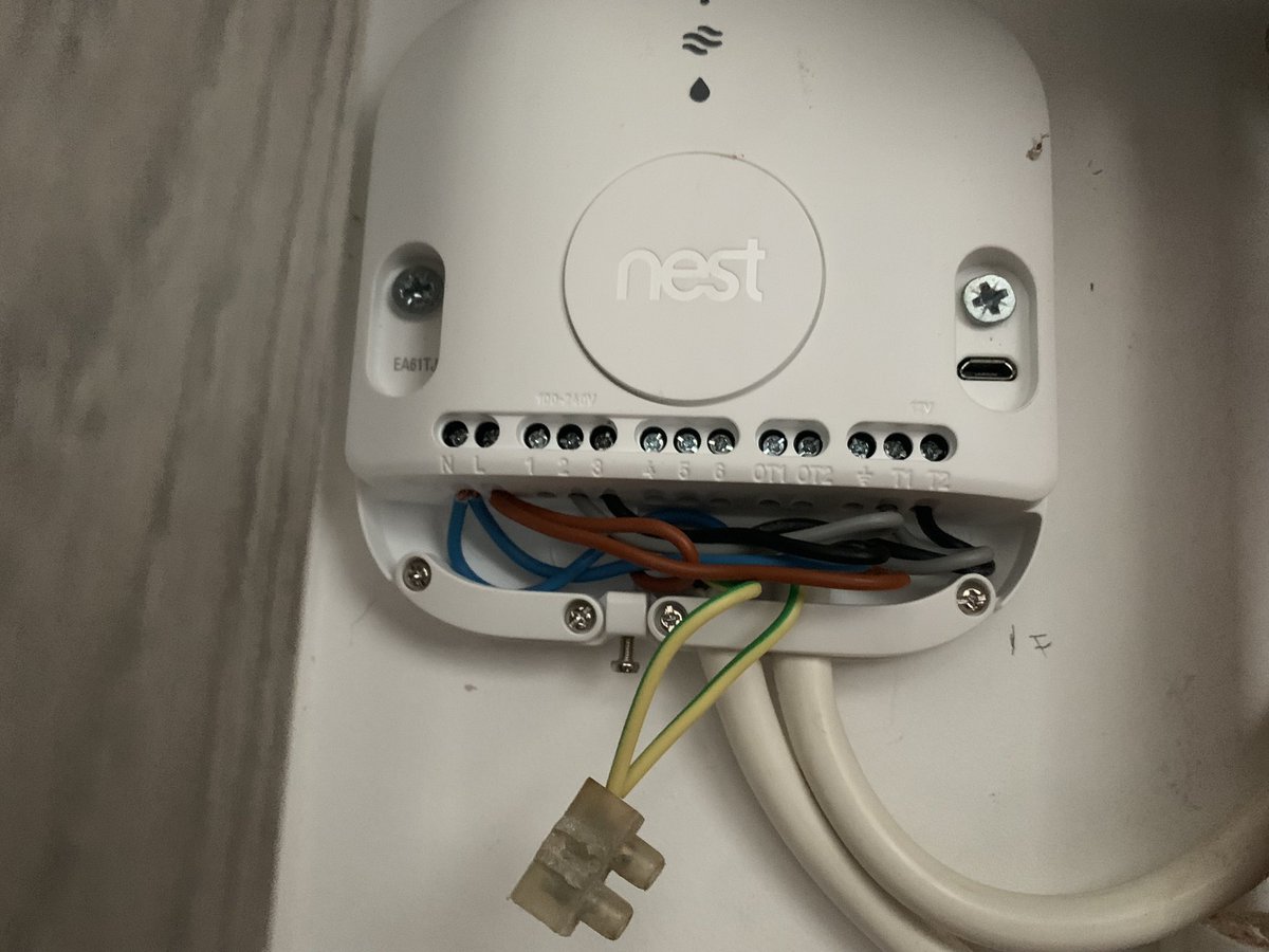 tompage_08's tweet photo. @googlenesthelp we got a H72 error message on our Nest and we are unable to reset the Heat Link and we are seeing no lights on it. Now the thermostat will not turn on and is flashing red - can you help pls? https://t.co/imVYGNckFa