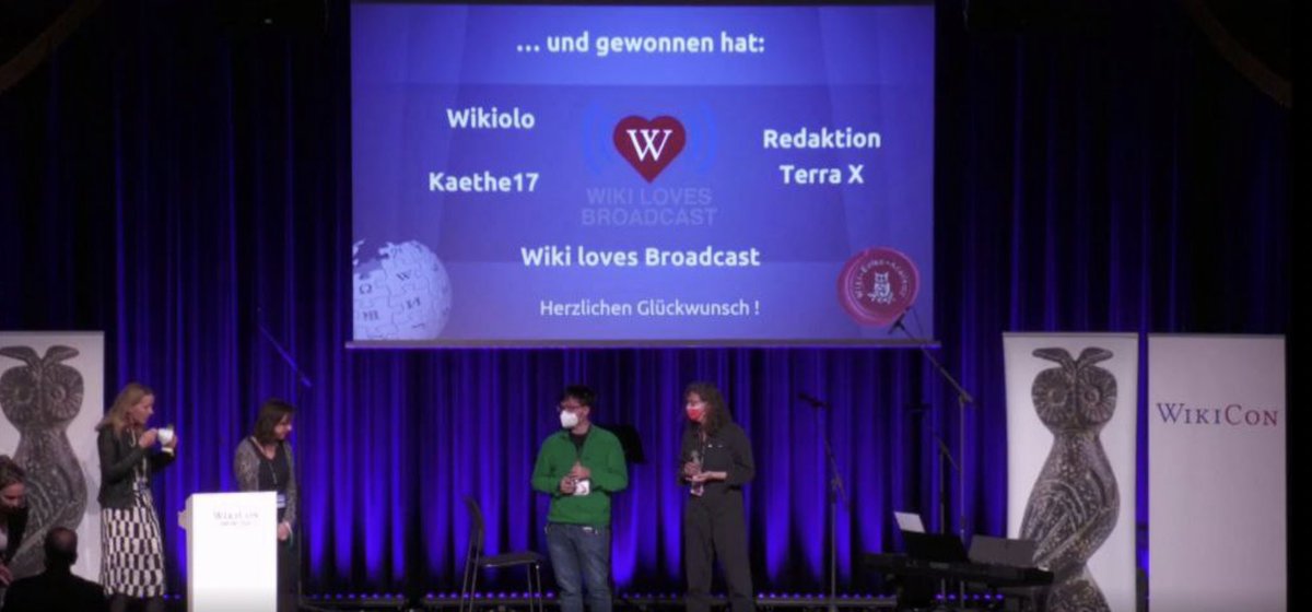 leonidobusch's tweet photo. Hochverdient.
Einmal im Jahr würdigt die deutsche Wikipedia-Community mit der #WikiEule Menschen & Projekte für besondere Verdienste rund um die freie Enzyklopädie.
Die "ProjektEule" 2021 ging an "Wiki Loves Broadcast" ft. @ZDF Terra X & @DeutscheWelle. Ein Jubel-Thread. 1/8 https://t.co/sxM2RKdrEm