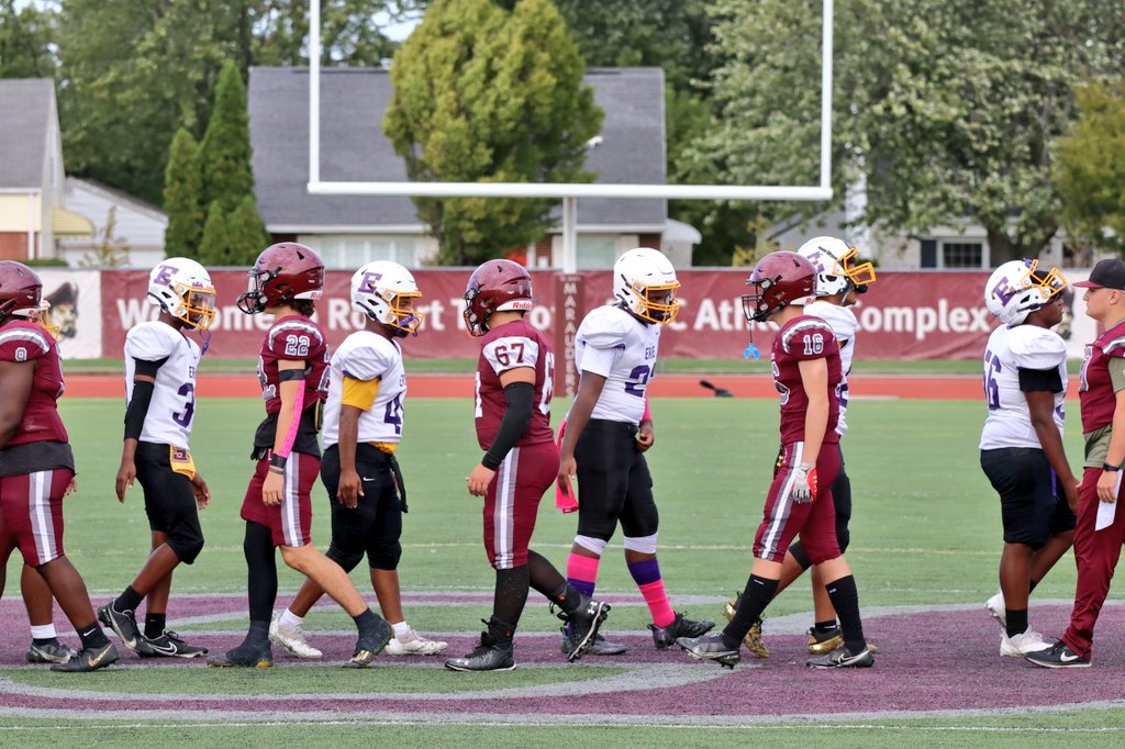 Sykotyk's tweet image. Erie 43, Buffalo St. Joseph's 7 - Final #36 @PaFootballNews #BeyondTheKeystone @SJCIfootball @Erieroyalsfb @WNYAthletics @wny_football @D10FootballHub @d9and10sports