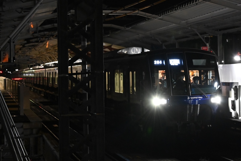 2021/10/02終電後 駅に掲示された通り深夜試運転が実施されました 相鉄 21000系 21101Fが元住吉～目黒・日吉間を各種検測の為 ...