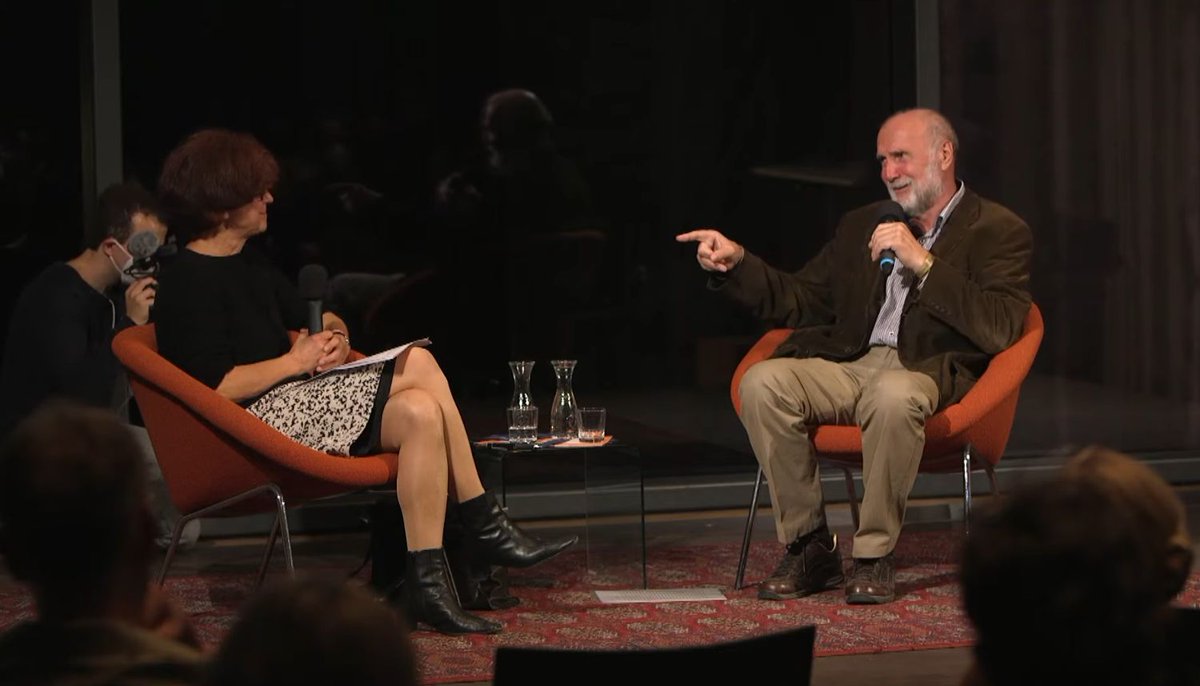 uepo_de's tweet photo. Der Schriftsteller und Dramatiker Dževad Karahasan hat heute Abend auf der #Translationale in Berlin einen fesselnden Vortrag über das lebendige, gesprochene und das geschriebene Wort gehalten und dabei einen Bogen von Platon und Dante bis heute gespannt. https://t.co/Kw6VBRhjjY