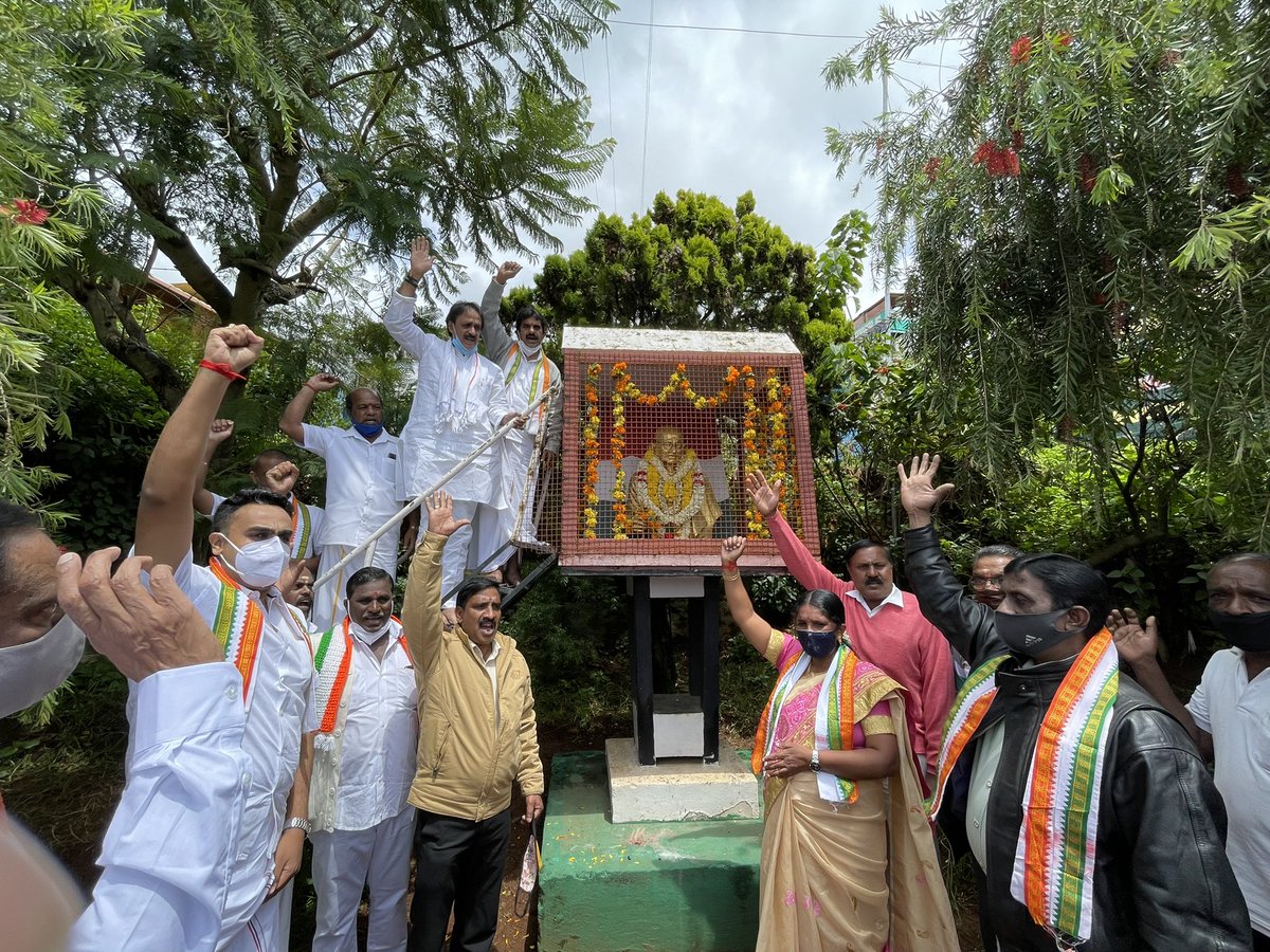INCNilgiris's tweet photo. #INCNilgiris President @GaneshmlaR hoisted the flag and commemorated #MahatmaGandhi statue at #Ketti 

Party functionaries were present from across #Nilgiris 

@INCIndia @INCTamilNadu @KS_Alagiri @dineshgrao @K_T_L @PriyaNashmikar @dnagarajm17 @GaneshmlaR @manesh_redefine https://t.co/Zw9B9cOLFf