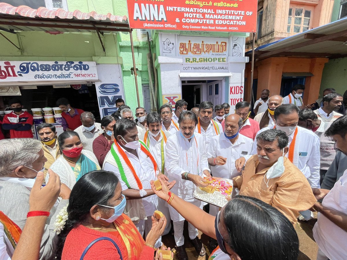 INCNilgiris's tweet photo. #INCNilgiris President @GaneshmlaR hoisted the flag and commemorated #MahatmaGandhi statue at #Ketti 

Party functionaries were present from across #Nilgiris 

@INCIndia @INCTamilNadu @KS_Alagiri @dineshgrao @K_T_L @PriyaNashmikar @dnagarajm17 @GaneshmlaR @manesh_redefine https://t.co/Zw9B9cOLFf