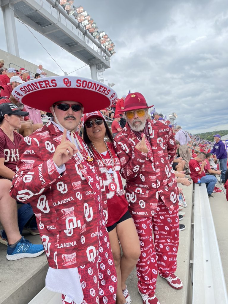 senoroukc's tweet photo. Boomer Sooner! Tailgate pictures at the OU KSU game! It’s always a welcoming crowd here in the #lilapple
#BoomerSooner #kcsooners #OUDNA #oufootball #ouclubofkc #watchparty #Big12Football #BeatKSU #KStateFB https://t.co/PVLK8jpU7Y