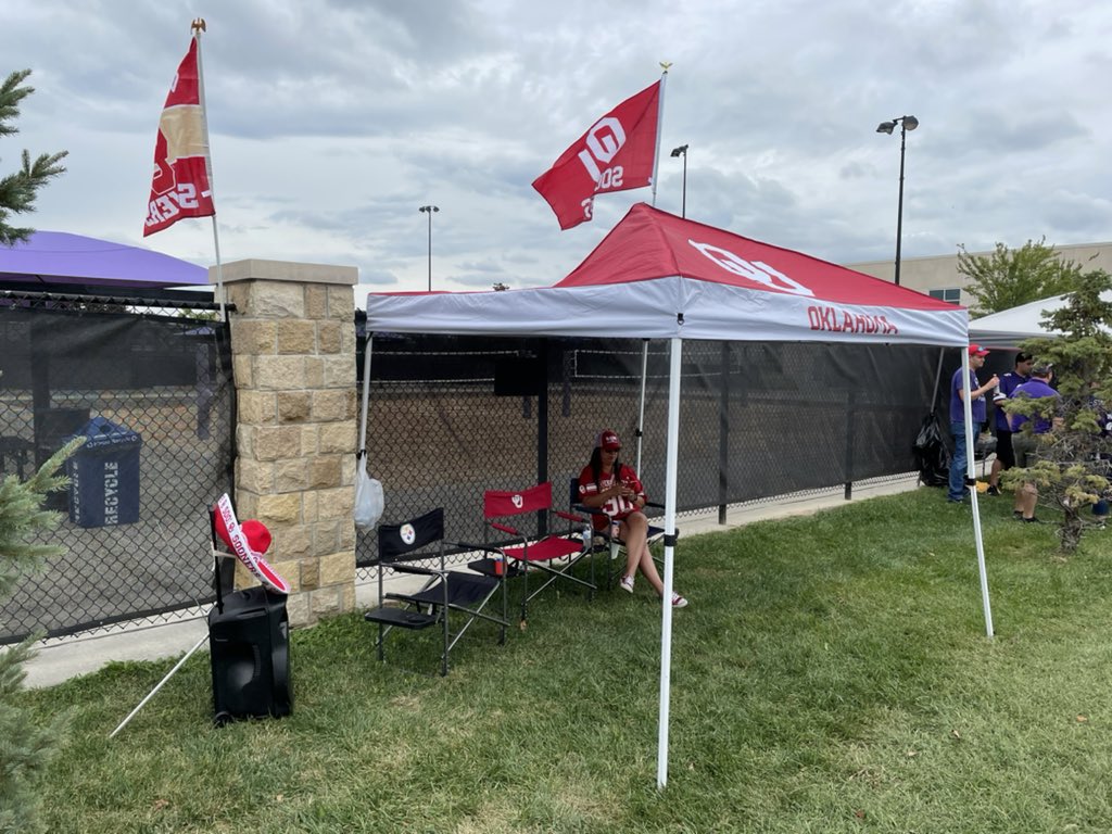 senoroukc's tweet photo. Boomer Sooner! Tailgate pictures at the OU KSU game! It’s always a welcoming crowd here in the #lilapple
#BoomerSooner #kcsooners #OUDNA #oufootball #ouclubofkc #watchparty #Big12Football #BeatKSU #KStateFB https://t.co/PVLK8jpU7Y