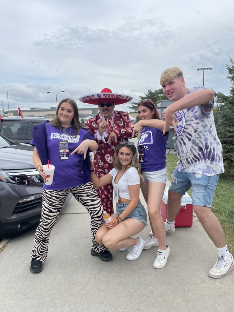 senoroukc's tweet photo. Boomer Sooner! Tailgate pictures at the OU KSU game! It’s always a welcoming crowd here in the #lilapple
#BoomerSooner #kcsooners #OUDNA #oufootball #ouclubofkc #watchparty #Big12Football #BeatKSU #KStateFB https://t.co/PVLK8jpU7Y