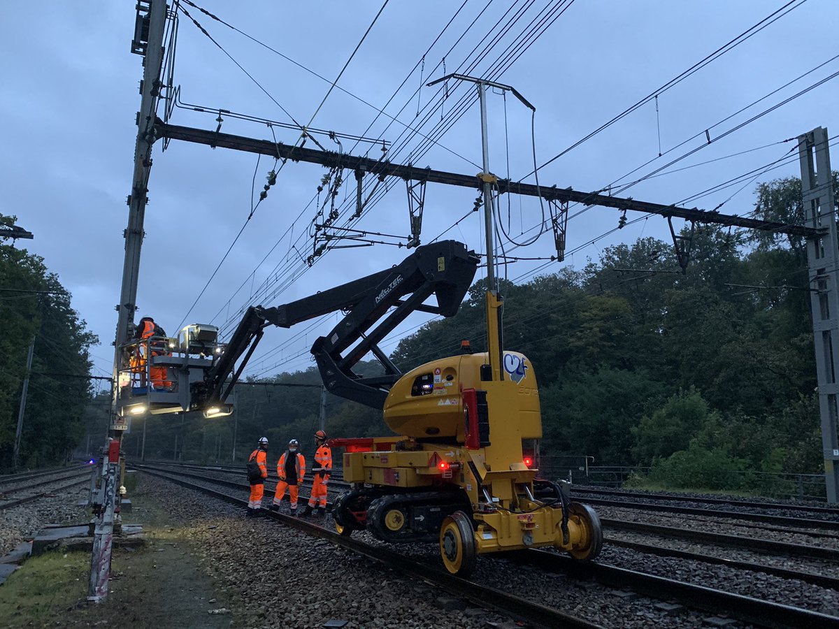Visite sous la pluie et le vent d’une opération de massification de maintenance caténaires, voies 1 bis et 2 bis, durant 52H00 entre St Cyr et Versailles en partenariat avec l’entreprise C2F <a href="/GroupeSNCF/">Groupe SNCF</a> <a href="/SNCFReseau/">SNCF Réseau</a> <a href="/lignesNetU_SNCF/">Lignes N et U</a> <a href="/RERC_SNCF/">RER C</a> #IPSO