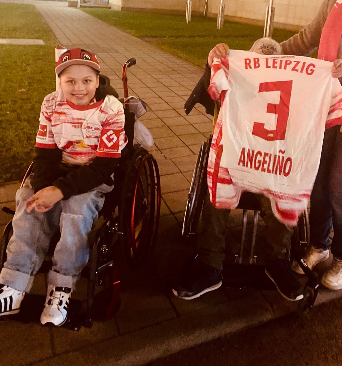 Und dann steigt Angeliño aus seinem Auto. Für ein Foto und eine Überraschung für die Jungs… 😎❤️🍀 wow! Dankeschön <a href="/angel_tasende69/">Angelino</a> <a href="/RBLeipzig/">RB Leipzig</a>
