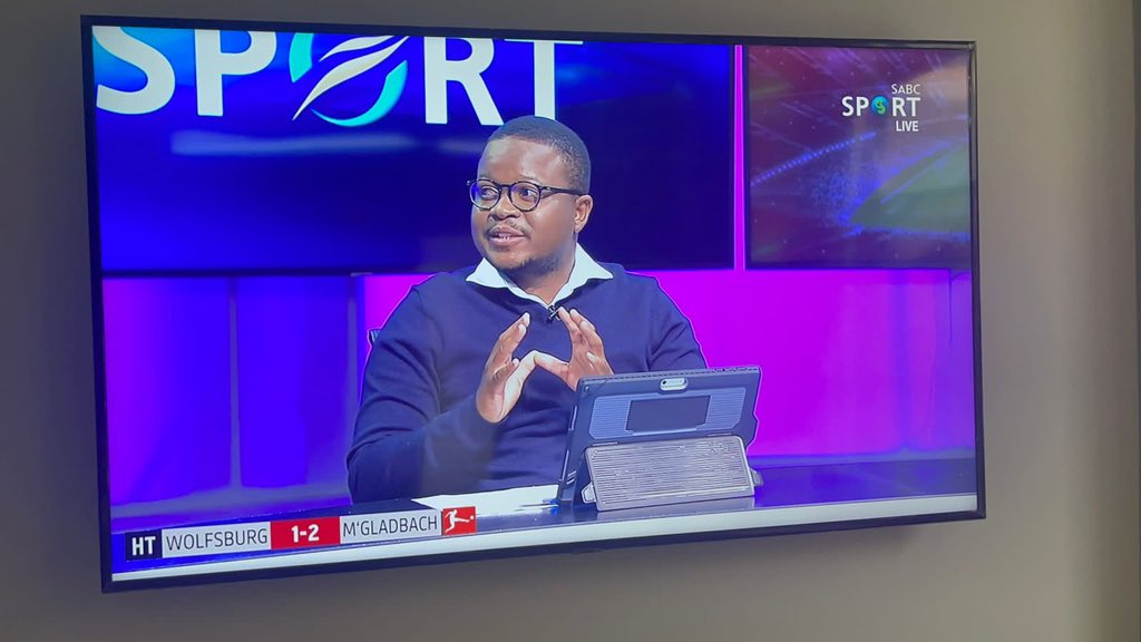 SinesiphoMali's tweet image. A full day of football, started at Marks Park for @SoccerEngen tournament then headed to studio for @Bundesliga_EN TV analysis and headed straight to our 1/8 match at Engen to wrap up my day. 

#EngenKnockoutChallenge #TechnicalScouting #TacticalAnalyst #Commitment #Amakhosi4Life