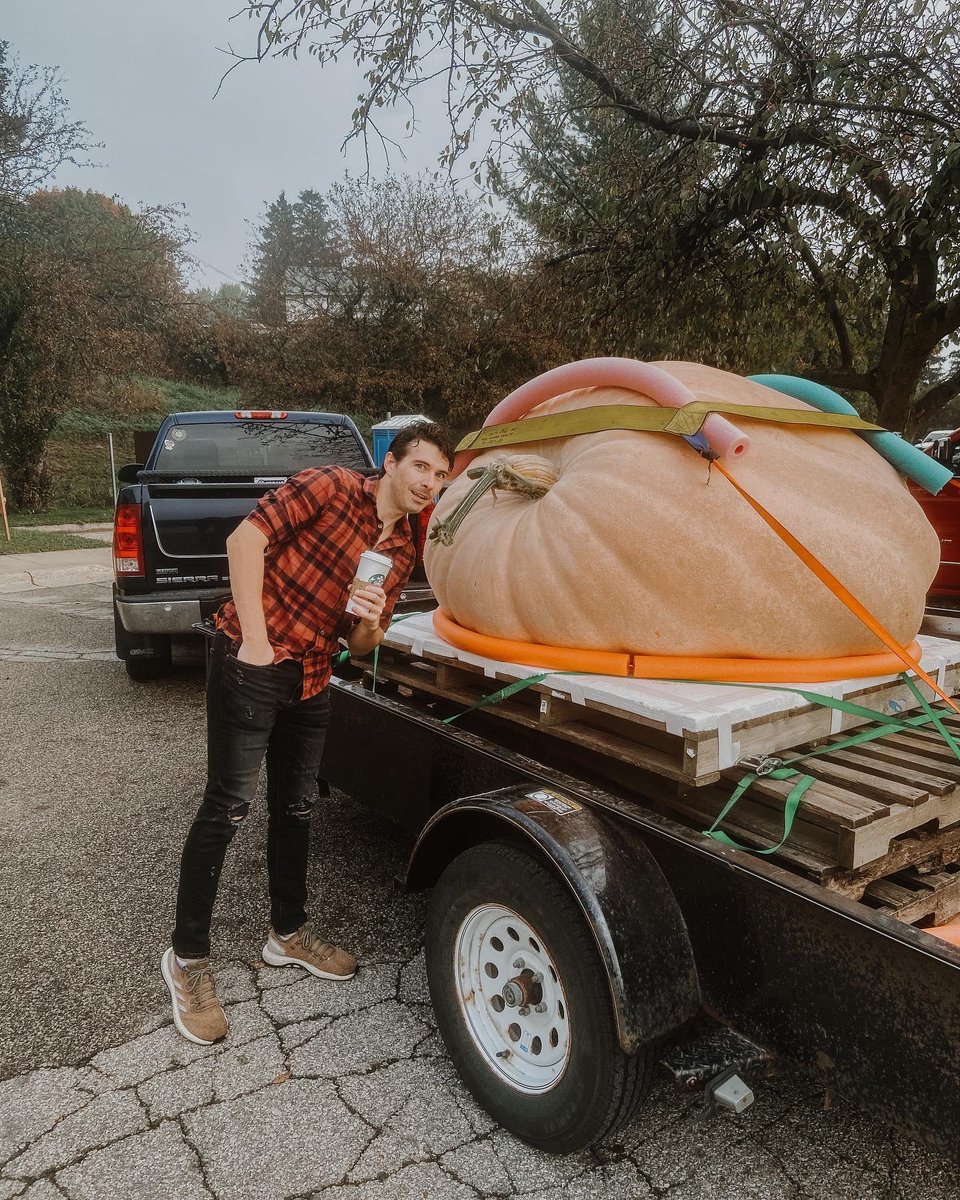ChristinaVTV's tweet photo. That sir, is a pumpkin #anamosaiowa #pumpkinweighoff https://t.co/B5duAjsp7G