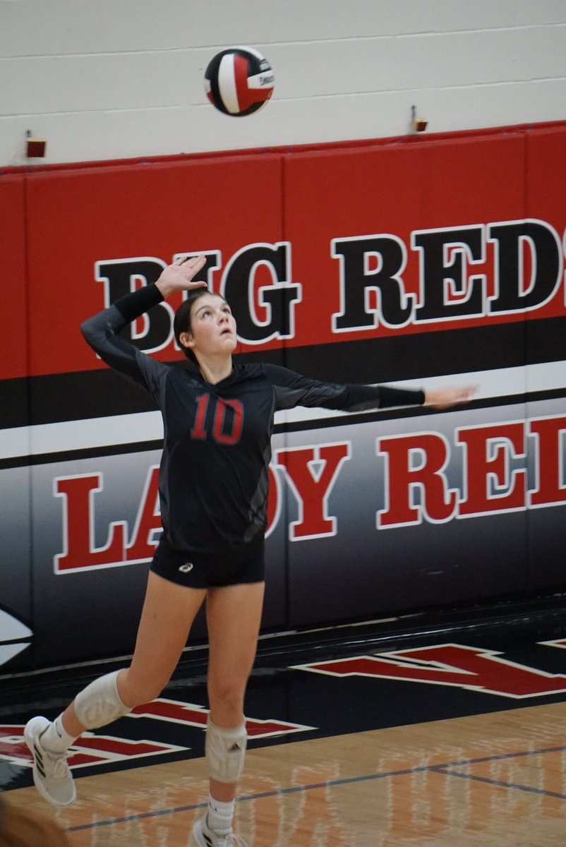 Congrats ⁦<a href="/EllaMyler/">Ella Myler</a> on tying the school record Thursday night for most successful serves in a match at 32!!  ❤️🏐🖤