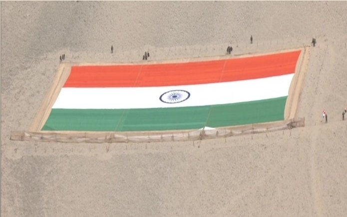 la_manish_kumar's tweet photo. This national flag is the world's largest flag made of Khadi.
Length is 225 ft.
Width 150 ft.
Weighs 1400 kg.
Flag covers 37,500 sq ft area. 
It took 49 days to complete this flag: Vinai Kumar Saxena, Chairman, Khadi and Village Industries Commission in Leh.
#HappyGandhiJayanti https://t.co/nmPdLfDoou