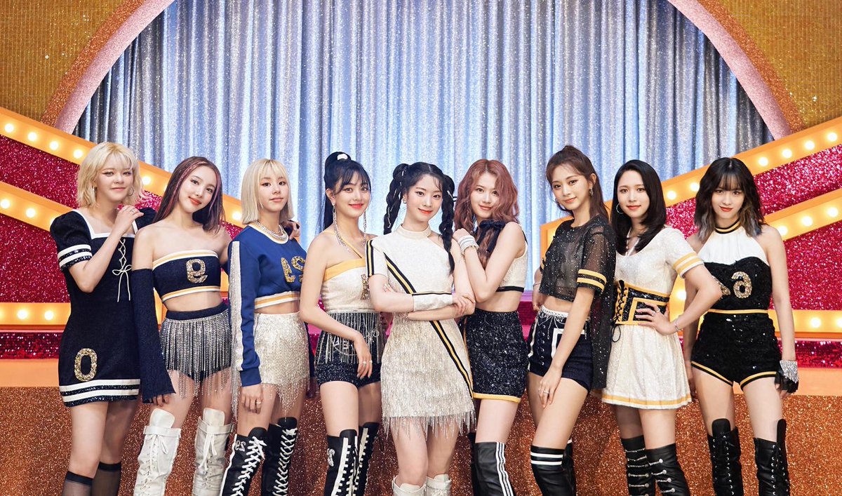 twicethrownshoe's tweet photo. QUEENS 👑🍭👑🍭 #TheFeels #TWICExJimmyFallon #TWICEonFallon #twice #TWICE_6TH_ANNIVERSARY https://t.co/rvRl41OLU3