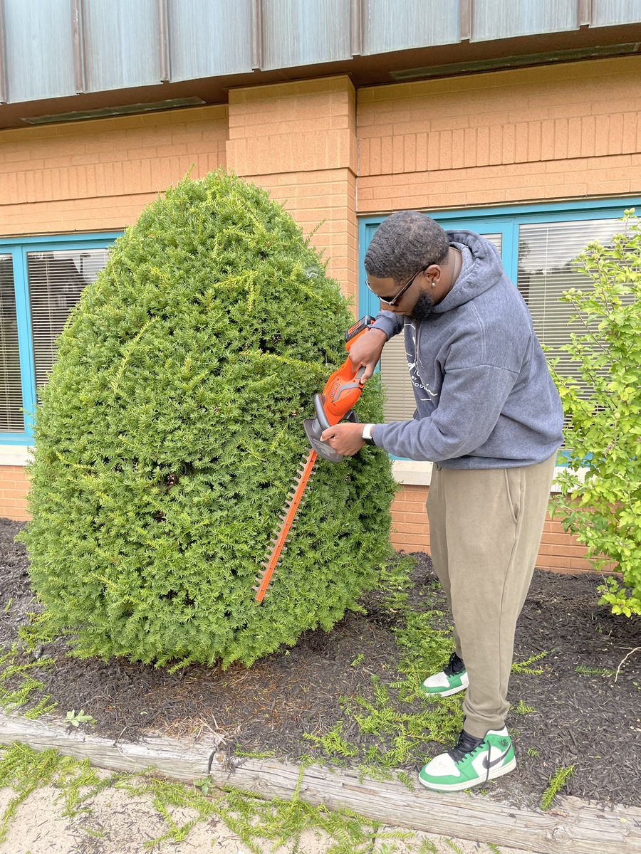 Lincoln_SCSD's tweet photo. Today our teachers, staff, administrators, district colleagues, and community partners came together to clean up our landscaping. An incredible day! Hands got dirty and grounds got pretty! Part 4. @SyracuseSchools https://t.co/kuUj3p3EsG