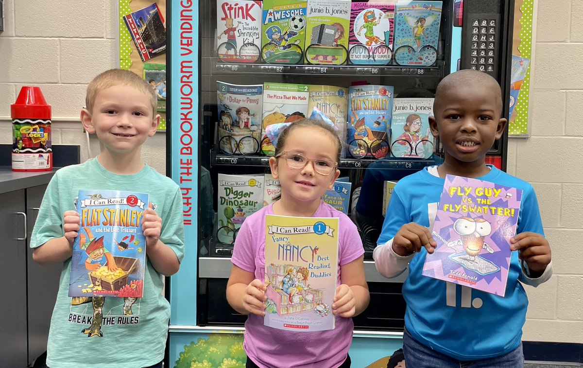 JessHarrelson7's tweet photo. These kids love reading and earning free books from the Book Vending Machine!💚💚💚 #hcslibrarymedia https://t.co/ADknYpogbJ
