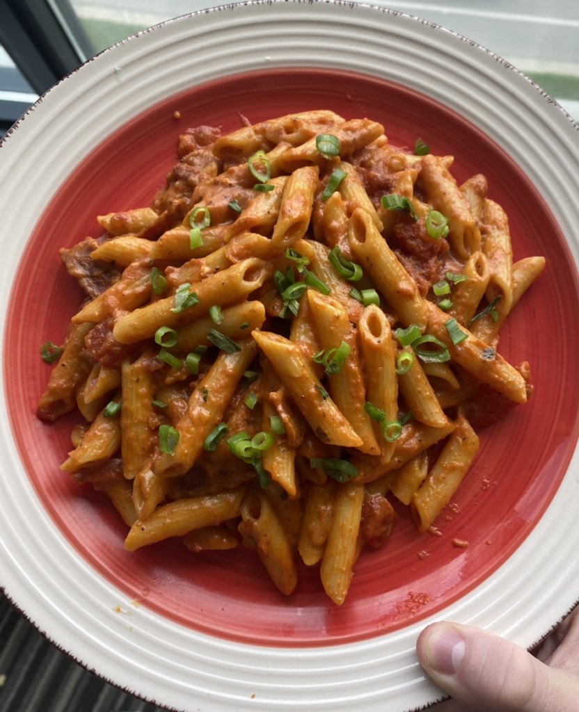 erikjeffrey11's tweet photo. Roasted garlic and onion bacon pasta topped with green onions #chef @GordonRamsay throw me on Hell’s Kitchen plz🙏 https://t.co/mbXsuPLxDH