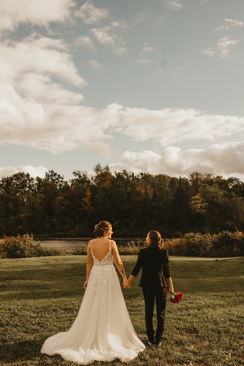 HeatherWaves's tweet photo. “… to have and to hold, through sickness and in health, to be here and to stay, even if she turns out to be the heir of a demon hunting family curse?”💛 @hippiekindness #HarrisonHomestead #EarperWedding  #WynonnaEarp #Earpers https://t.co/MXRnavUrG1