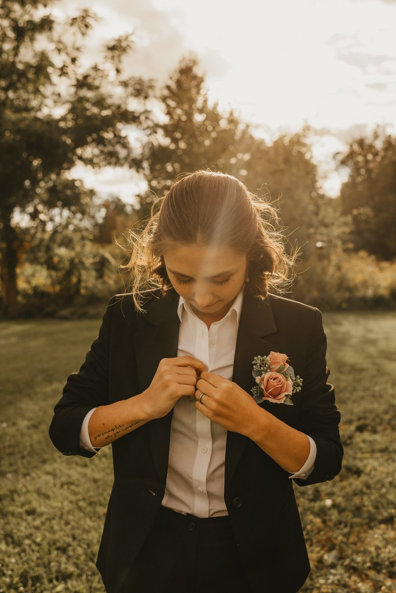 HeatherWaves's tweet photo. “… to have and to hold, through sickness and in health, to be here and to stay, even if she turns out to be the heir of a demon hunting family curse?”💛 @hippiekindness #HarrisonHomestead #EarperWedding  #WynonnaEarp #Earpers https://t.co/MXRnavUrG1