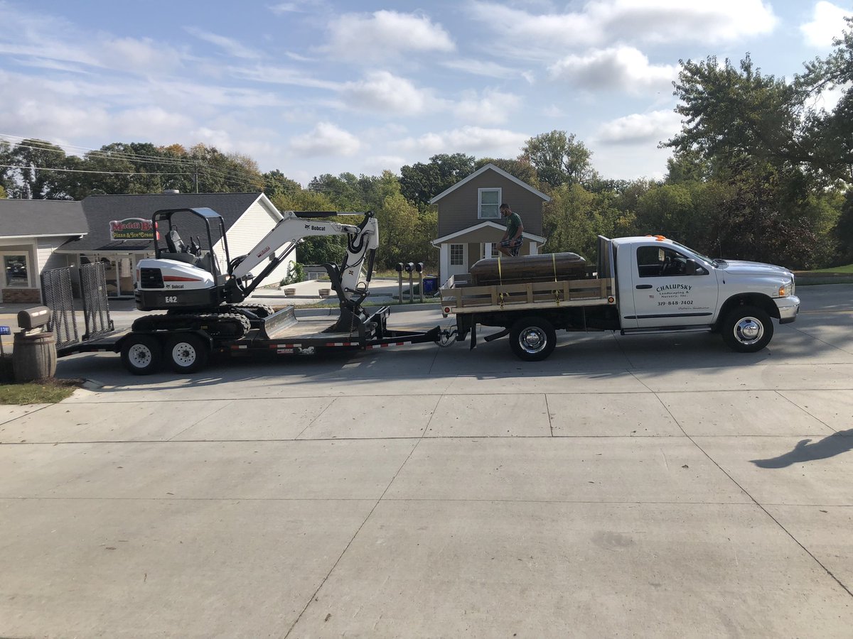 EverythingEter1's tweet photo. Imagine if you were a landscaper and you could have your equipment and staff transport you to your final resting place?  This is #alx https://t.co/LyJlZONjLb