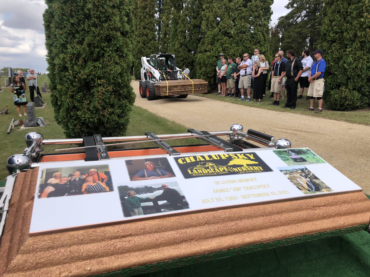 EverythingEter1's tweet photo. Imagine if you were a landscaper and you could have your equipment and staff transport you to your final resting place?  This is #alx https://t.co/LyJlZONjLb