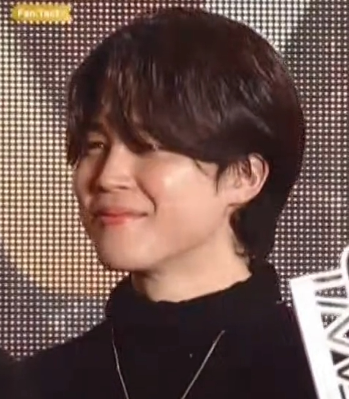 weejimin's tweet photo. jimin is literally the '😊' emoji😭 https://t.co/r40mKRGCnC