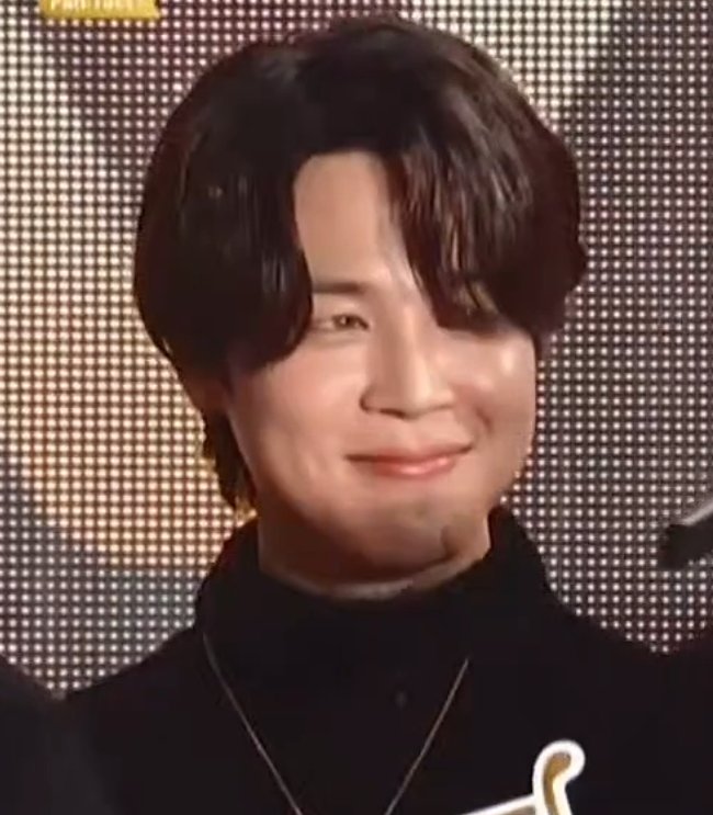 weejimin's tweet photo. jimin is literally the '😊' emoji😭 https://t.co/r40mKRGCnC